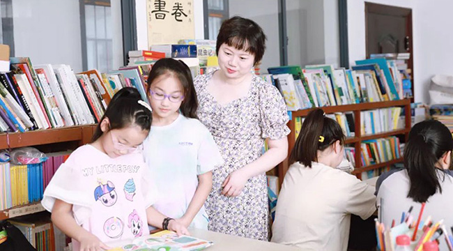 她用書照亮孩子的“詩(shī)和遠(yuǎn)方”